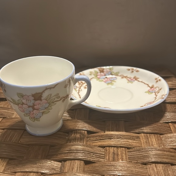 Rare Find! Vintage Old Royal Bone China teacup & saucer w/ pink & blue flowers. - Picture 3 of 7